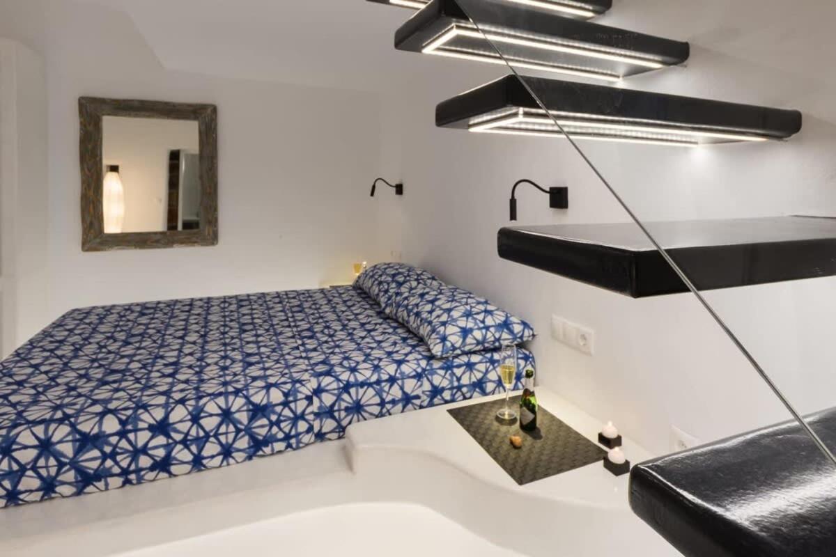 Santorini Traditional Apt With Private Hot Tub Fira (Santorini) Exterior foto